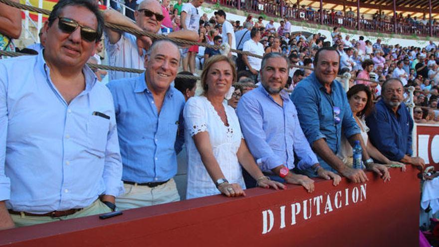 Antonio Pulido, Manuel Atencia, Estela Rittwagen, Antonio Jiménez, Margarita del Cid y Miguel Ángel Gálvez, entre otros, con Elías Bendodo