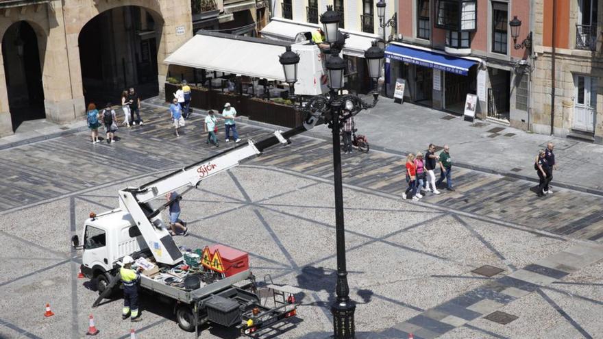 La renovación de luminarias llega a la farola central de la plaza Mayor | ÁNGEL GONZÁLEZ