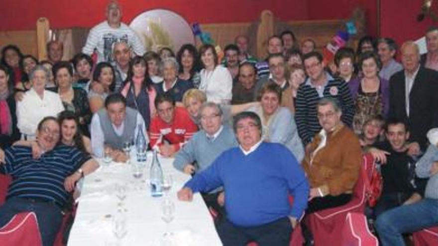 Fernández, en la fila superior, entre los más de cien amigos que le rindieron homenaje en El Piedra de Perlora.