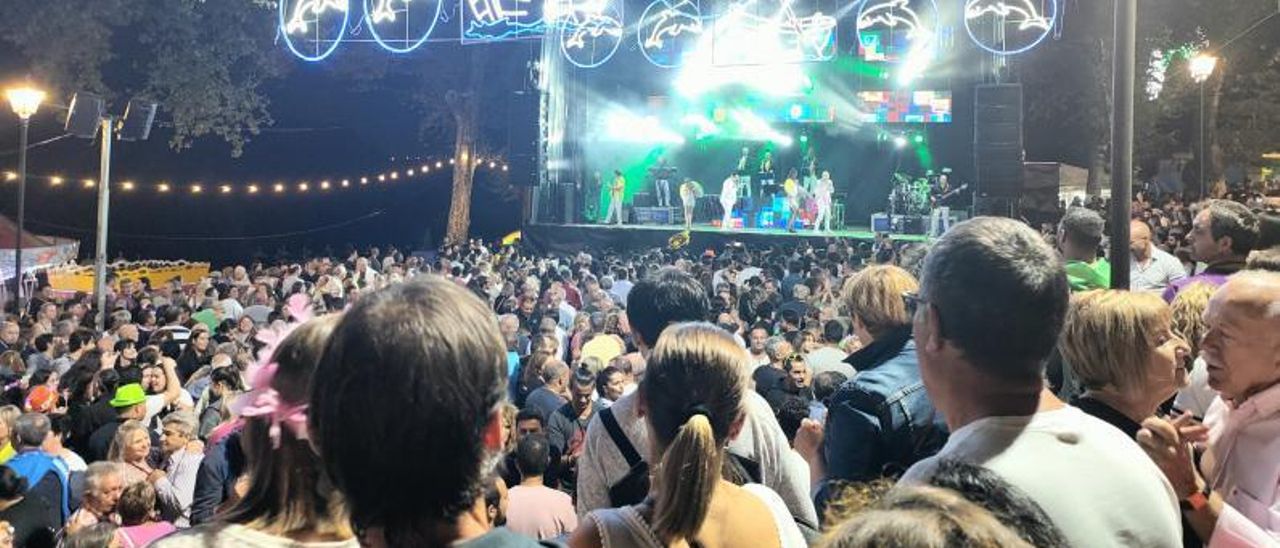 Las orquestas de la última verbena llenaron de vecinos el atrio alto. | FDV