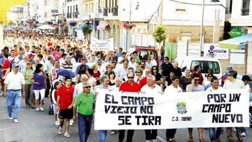 Unas 500 personas salen a la calle en Moaña para reclamar un nuevo campo de fútbol
