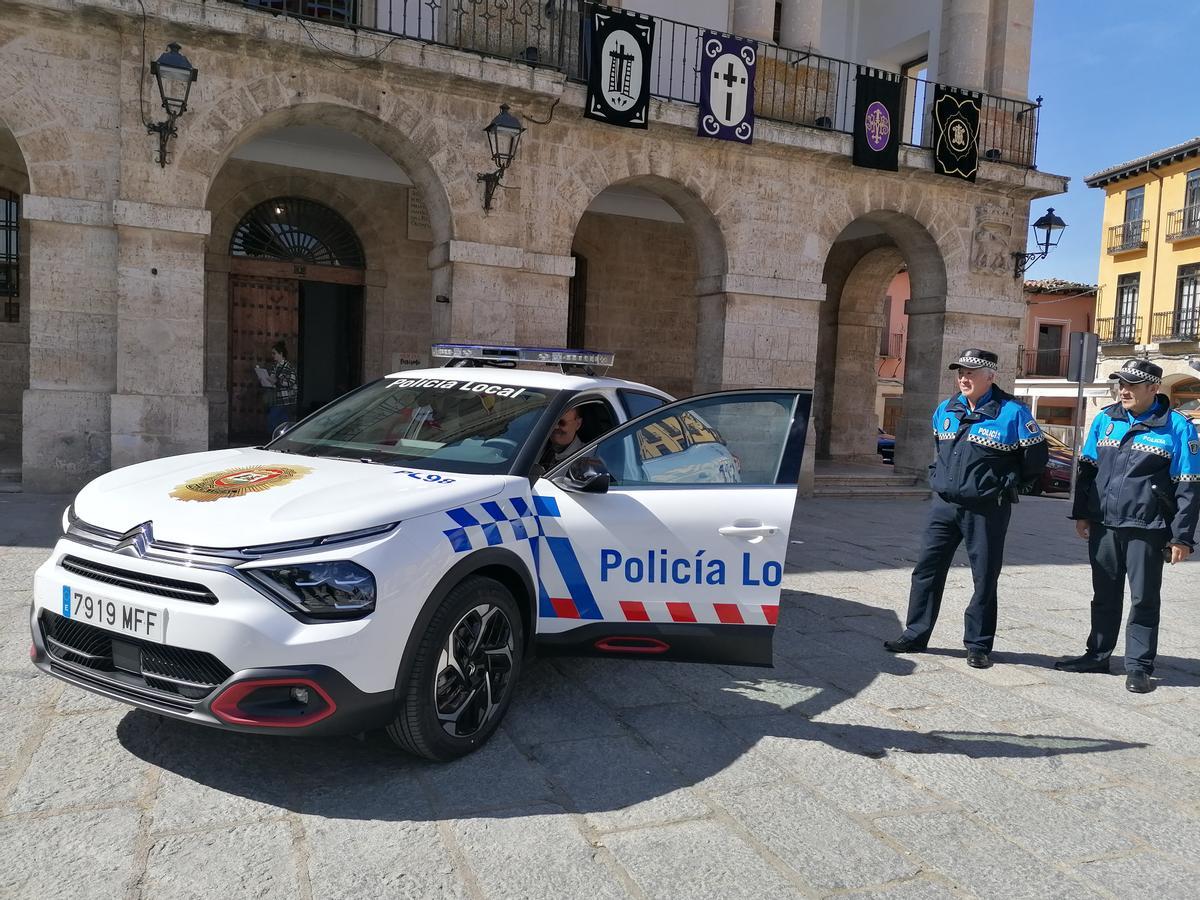 El concejal de Seguridad prueba el coche con dos agentes