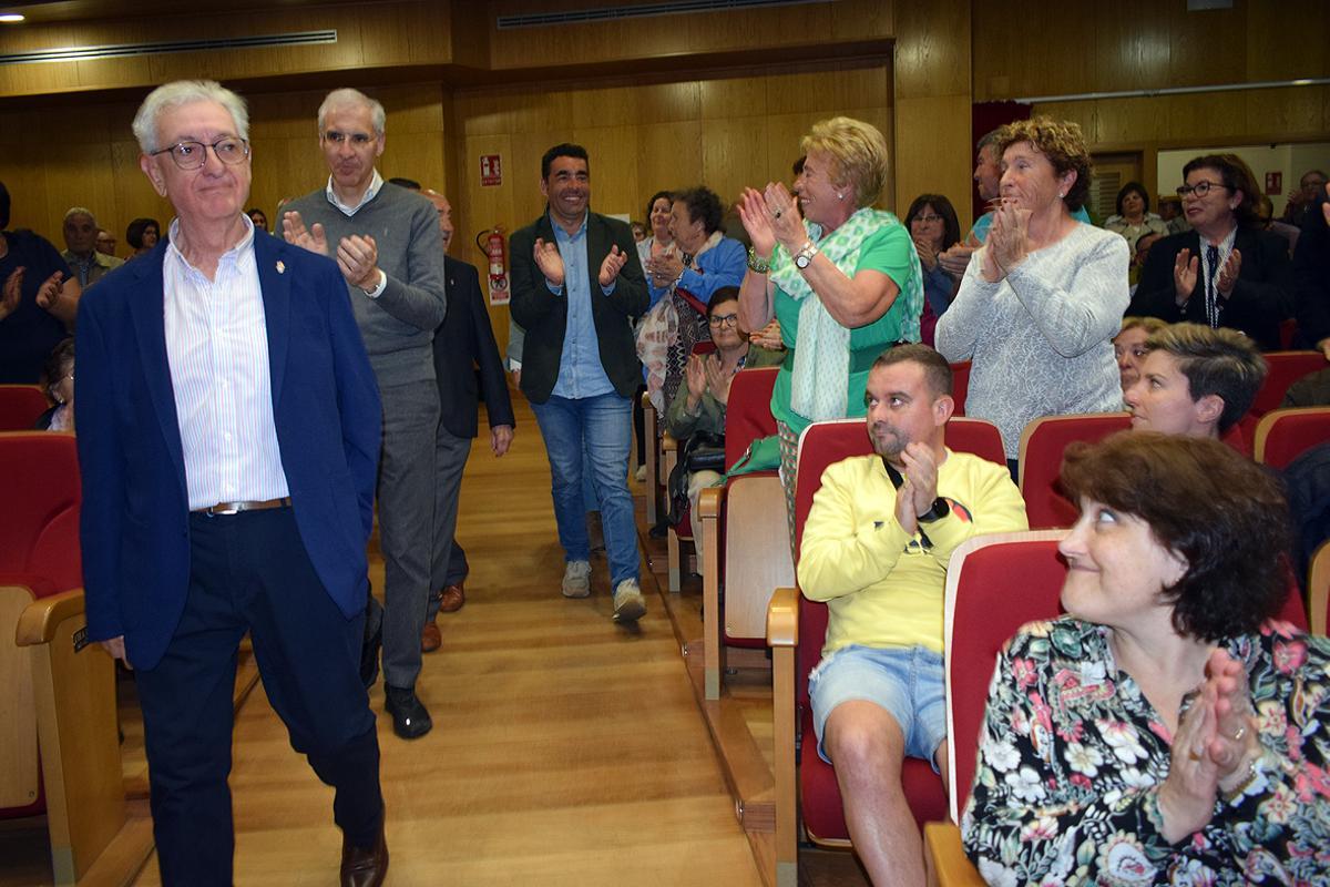 El candidato, aplaudido a su entrada en el Auditorio, junto al conselleiro y Luis López.