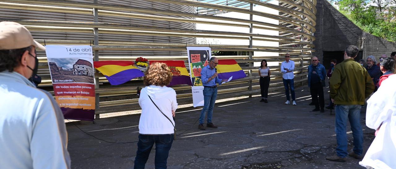 Medio centenar de personas se reunieron ayer frente al palacio de congresos, la antigua plaza de toros.