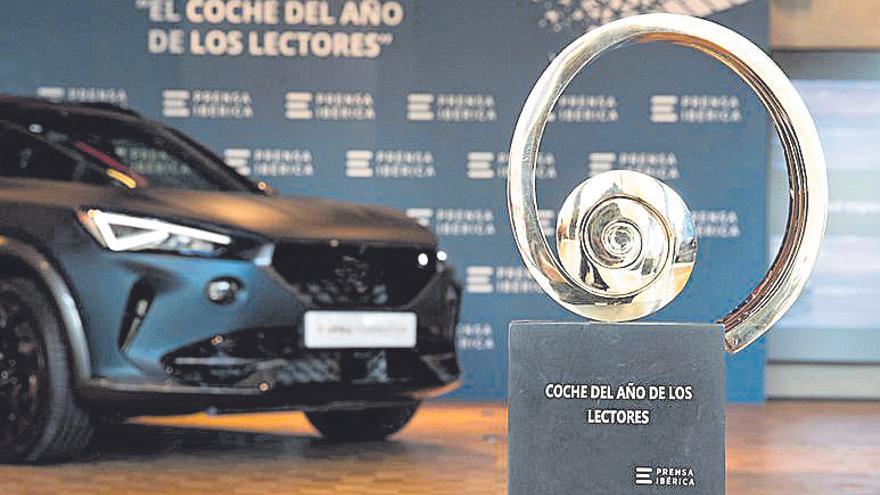 Los  6 finalistas aspiran a recibir la escultura de Martín Chirino  con la que se premia al Coche del Año de los Lectores.