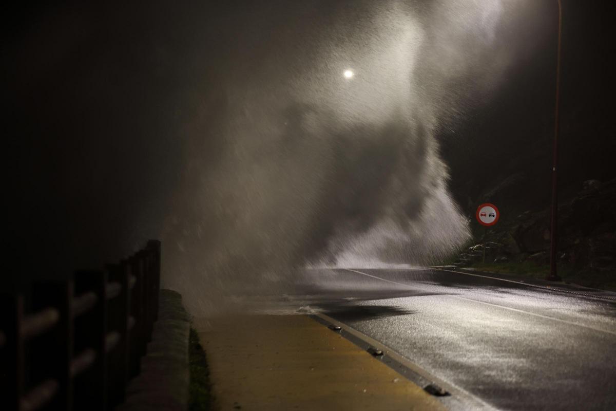 Vista de las olas que saltan a la carretera que une Baiona con A Guarda.