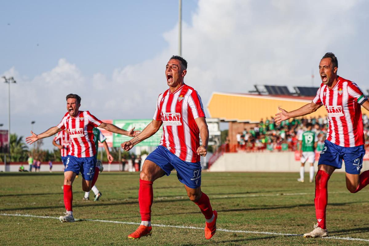 Copete celebra su tanto ante el Villanovense.