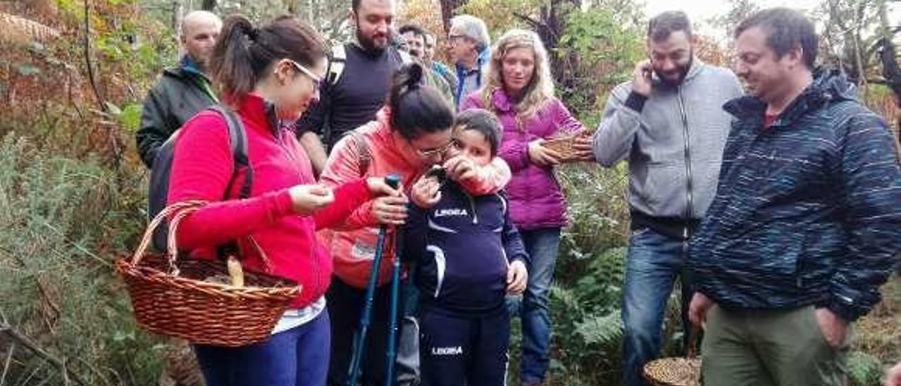 Algunos de los participantes en la recogida de setas organizada en Navelgas.