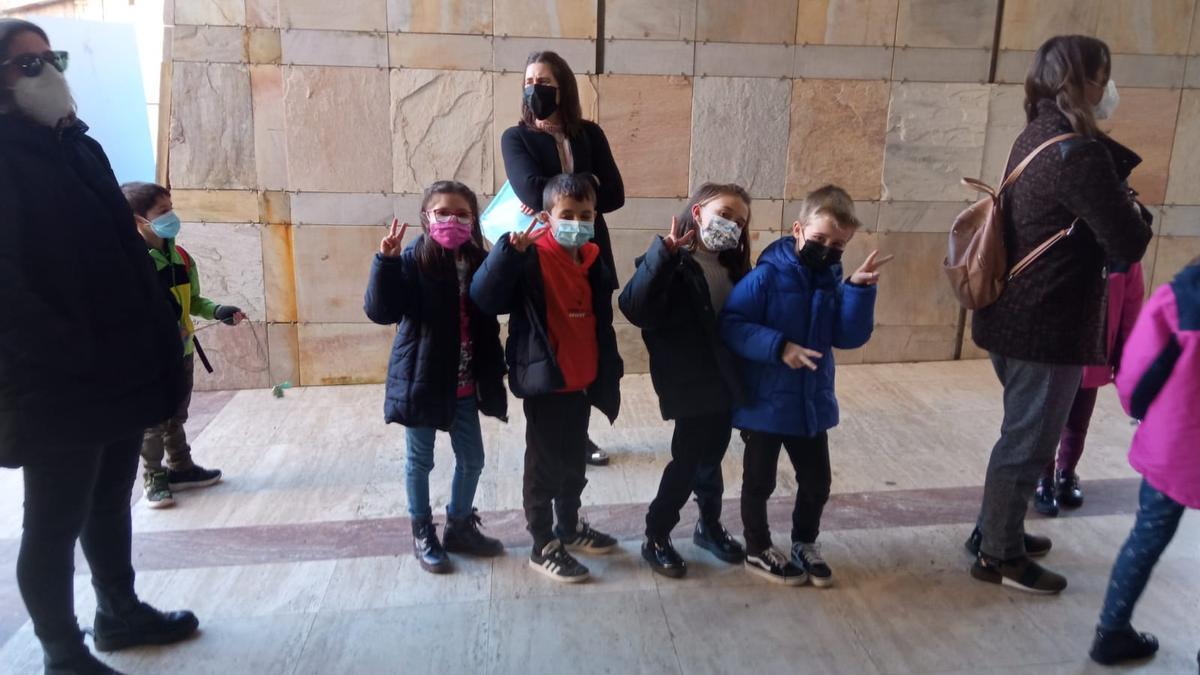 Cuatro alumnos del colegio de A Bandeira, ayer, en la cola de vacunación de la Cidade da Cultura.