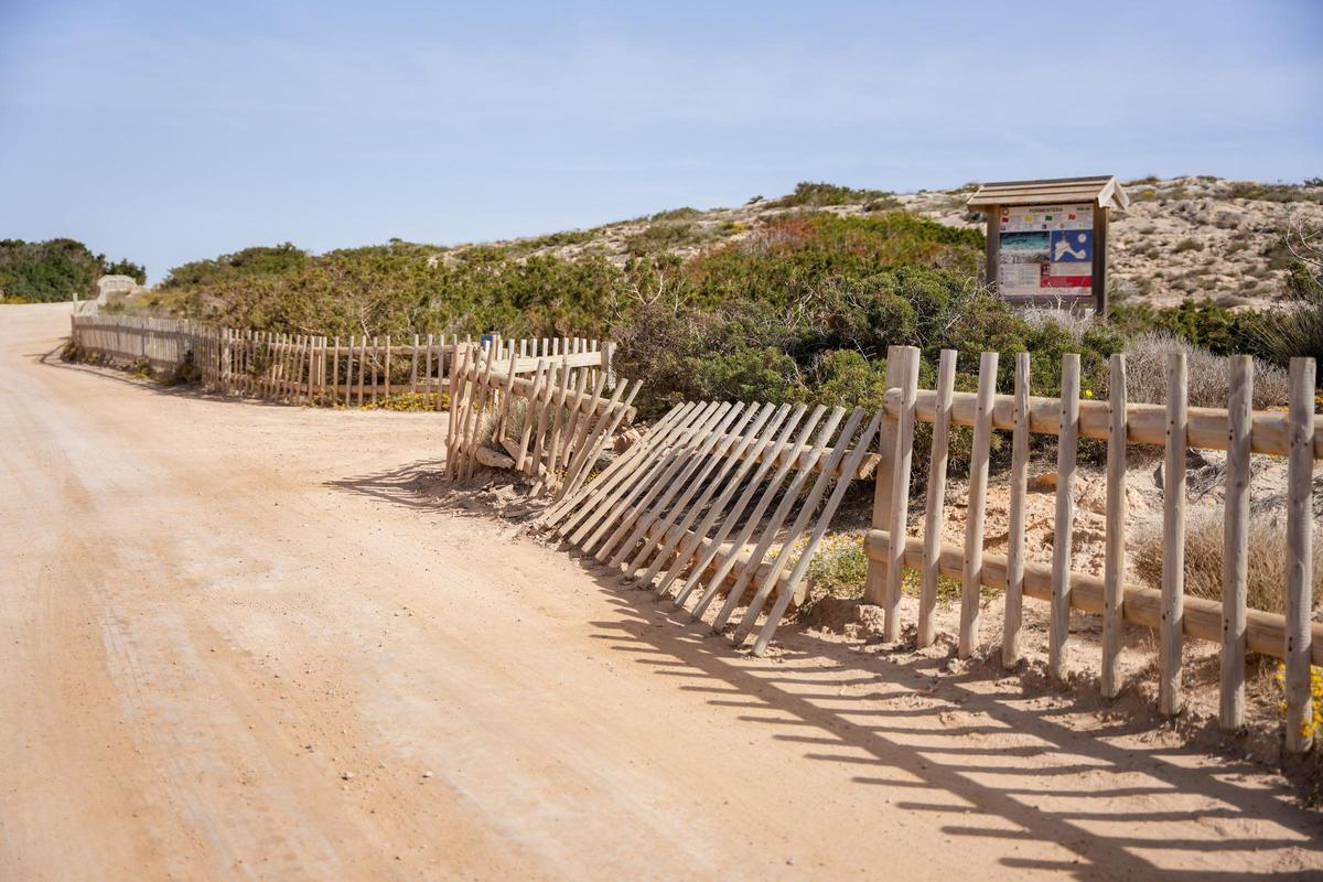 Muchas de las barreras que impiden el paso a la zona dunar están rotas