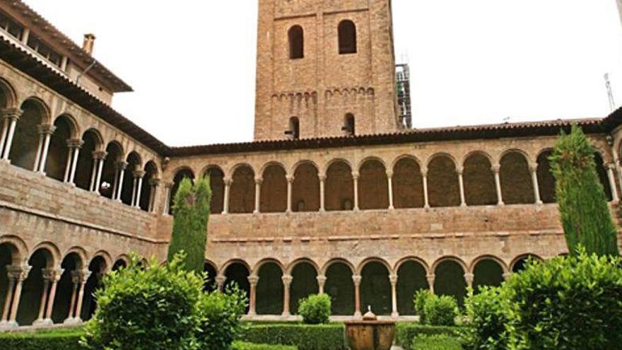 Imatge d&#039;arxiu del claustre del monestir de Ripoll