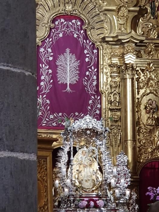 La Virgen del Pino baja de su camarín en Teror