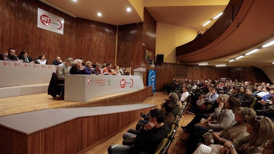 Asamblea multitudinaria. Los trabajadores de El Árbol, ayer, en el salón de actos de UGT.