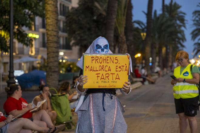 FOTOS | Centenares de personas participan en la cadena ‘a la fresca’ contra la masificación turística en Mallorca