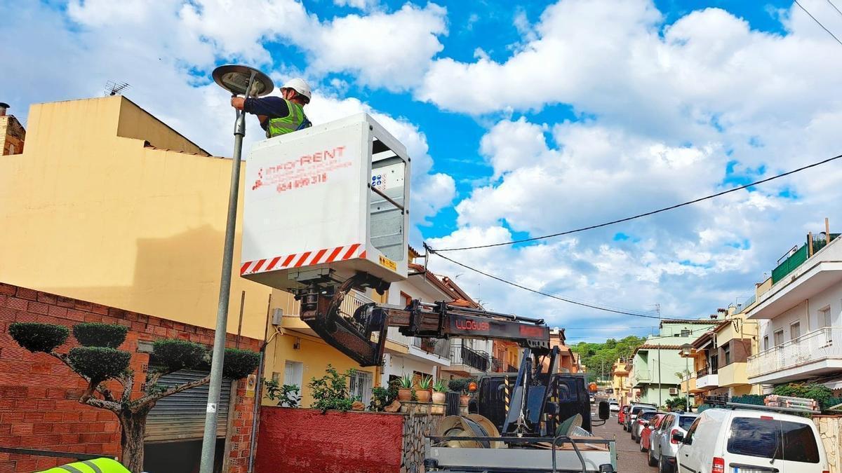 Els tècnics treballant en la renovació de la il·luminació.