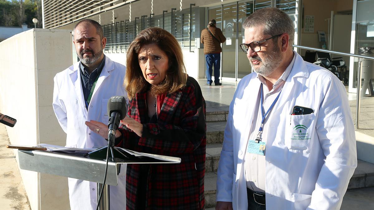 María Jesús Botella y Pedro Manuel Castro, ayer, a las puertas del Hospital de Montilla.