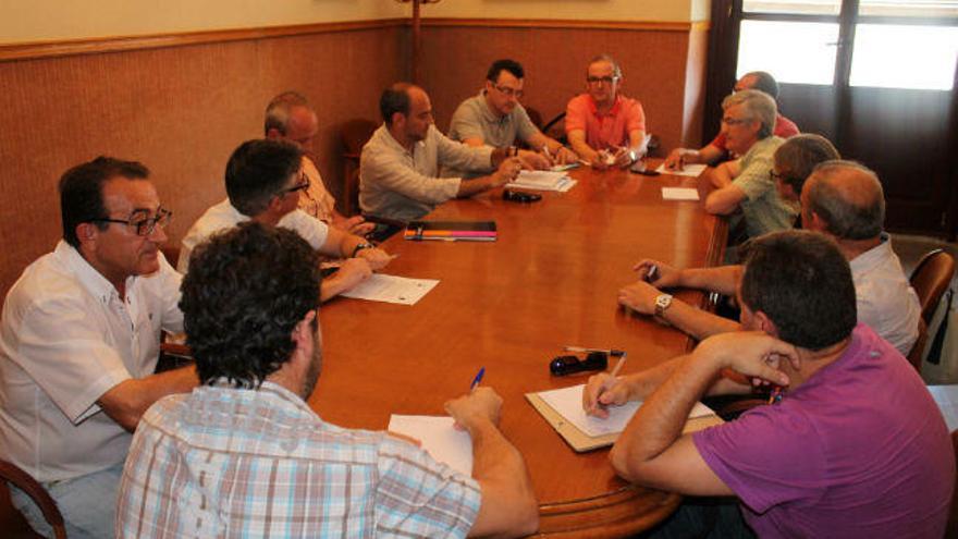 La comisión técnica se reunió ayer en el Ayuntamiento para analizar la situación producida tras la detección de los cinco casos aislados