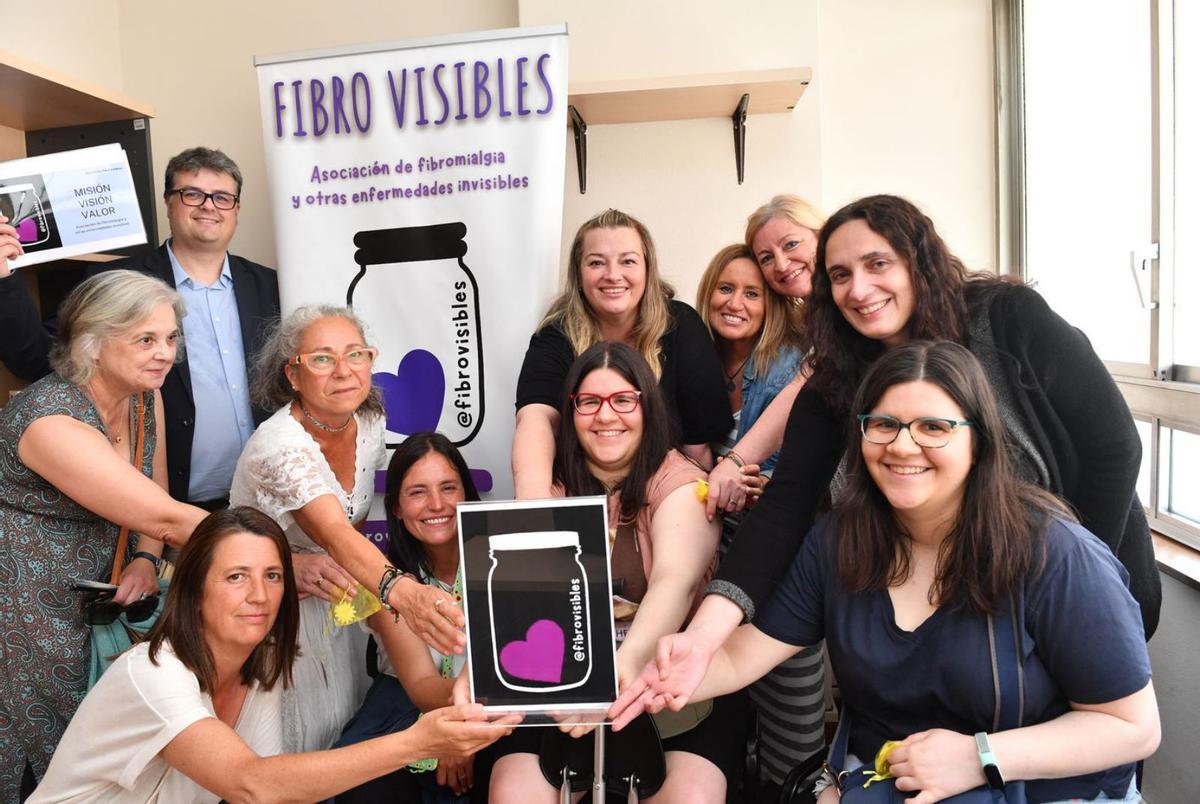 Integrantes de Fibro Visibles, en el local cedido por el Concello en el Circo de Artesanos. |  C. Pardellas