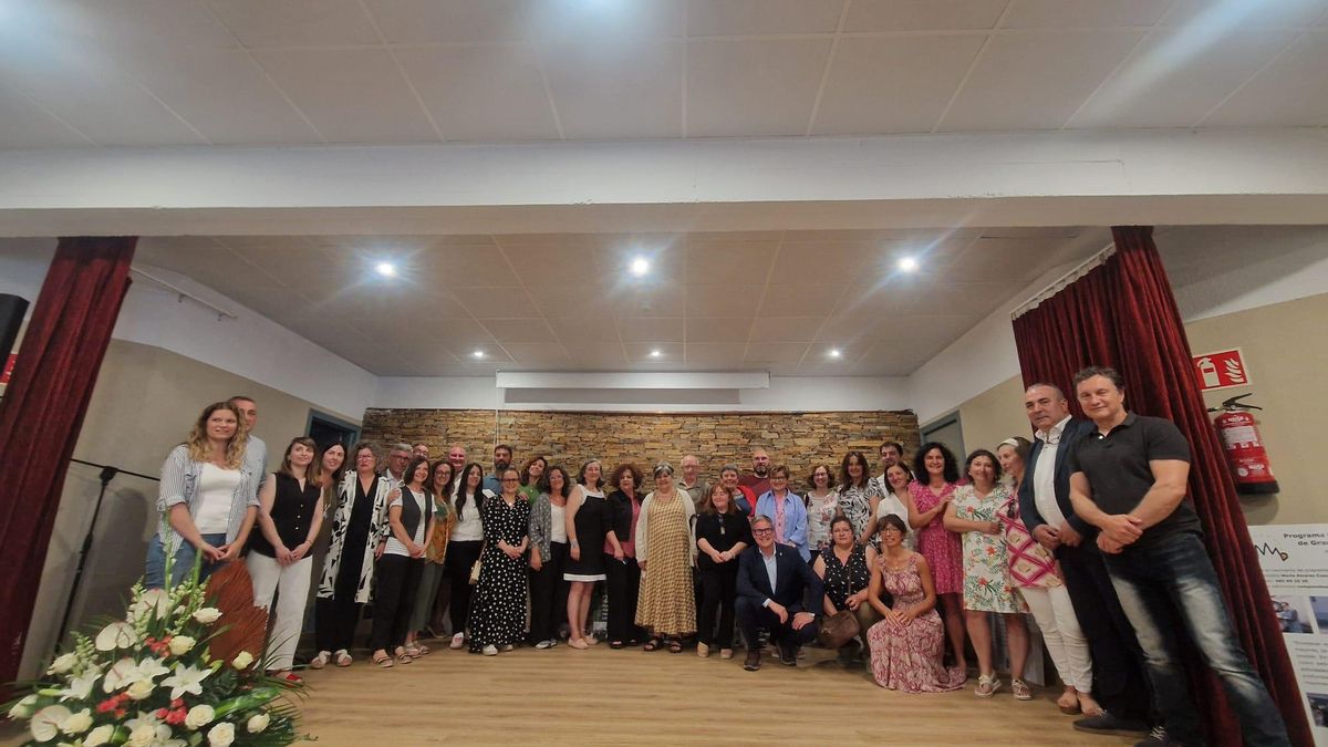 Foto de familia de los asistentes a las jornada que celebraron los 25 años del programa Rompiendo Distancias en Taramundi.