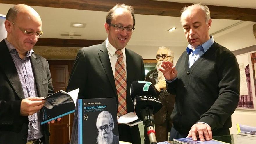 Antonio González, Anxo Lorenzo y Gonzalo Durán durante la presentación de la guía