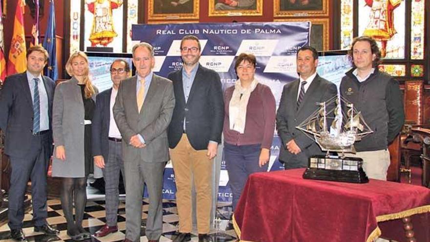 Los organizadores del torneo posan ayer en la sala de plenos del Ajuntament de Palma.