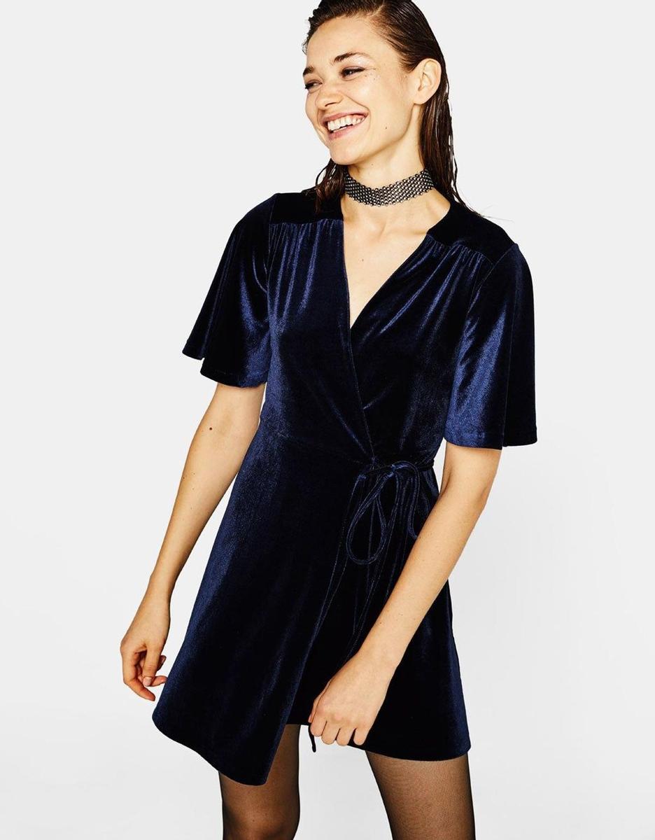 Vestido de terciopelo azul de Bershka (Precio: 5,99 euros)