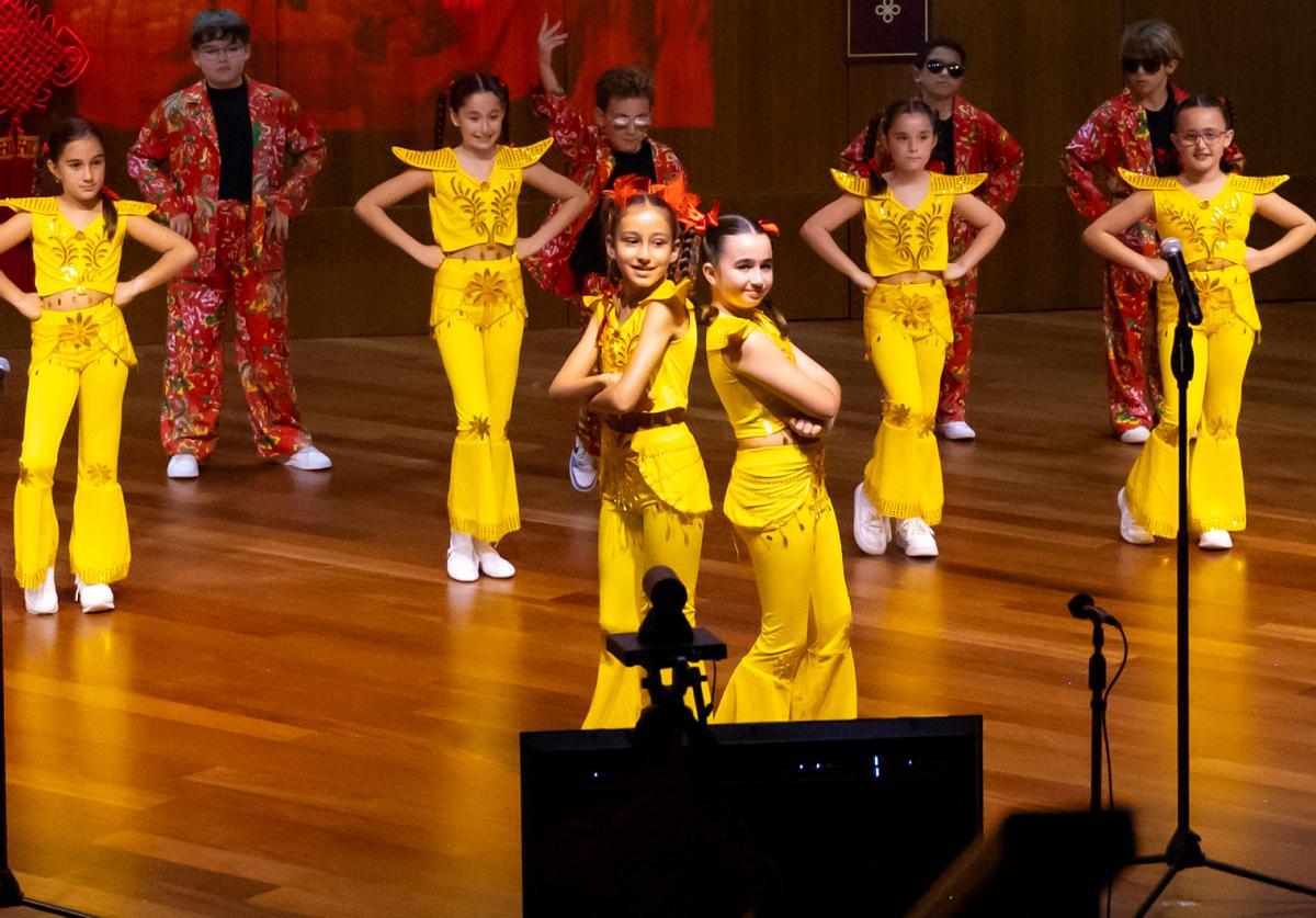 Alumnos del Hispano Inglés actúan en la celebración del Año Nuevo del Caballo