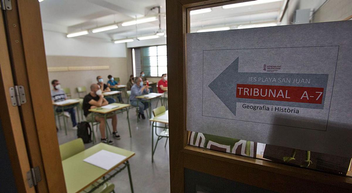 Ejercicio de Historia en uno de los tribunales en el Instituto Playa San Juan de Alicante. | JOSE NAVARRO