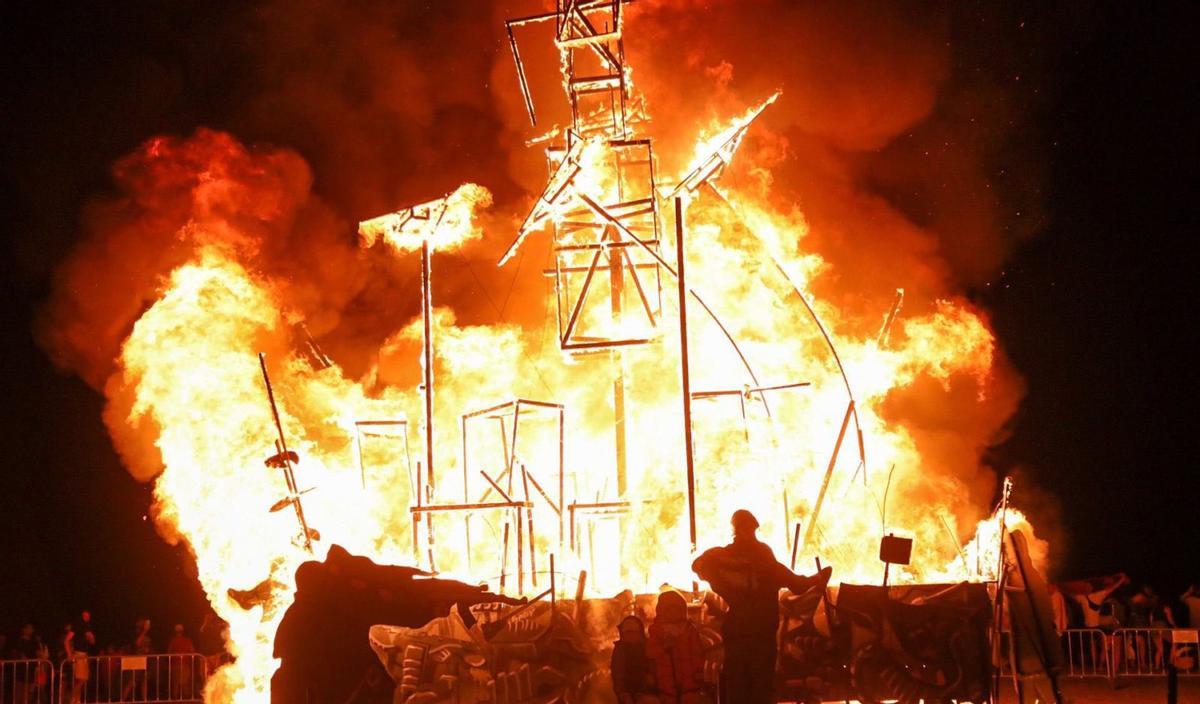 La quema del «júa» constituye un elemento ancestral dentro de las celebraciones que dan paso a la temporada de baños. | L. O.