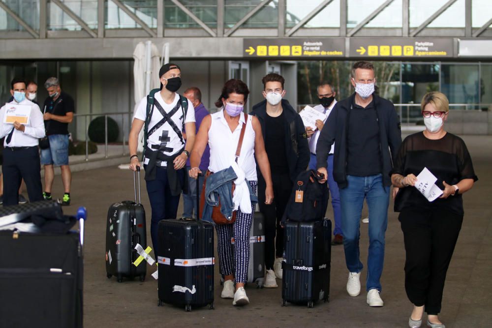 Turistas llegando al aeropuerto de Málaga