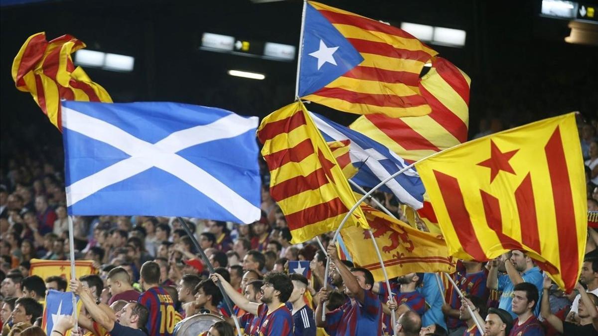 Varias 'estelades' y una bandera escocesa en las gradas del Camp Nou.
