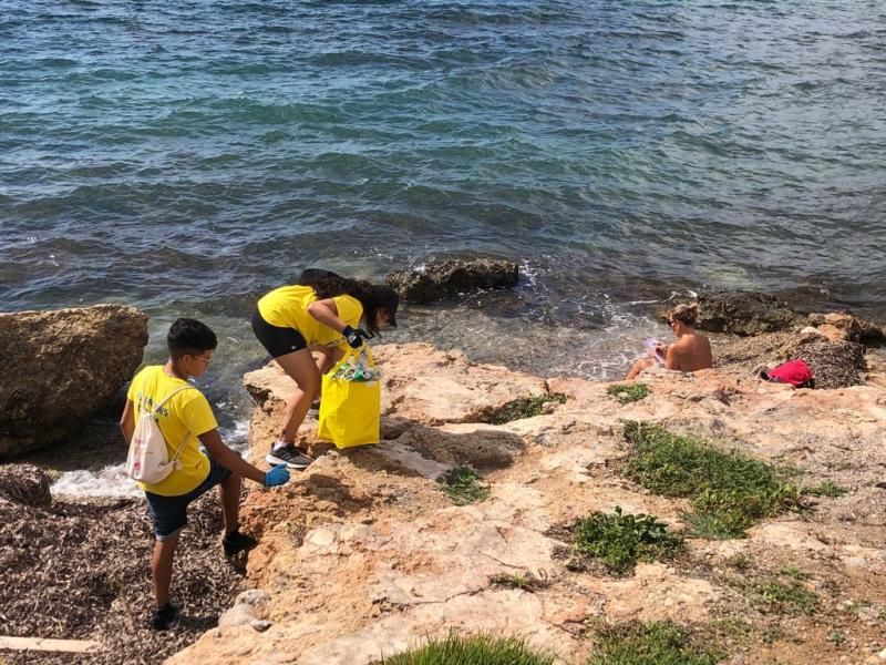 Las rocas entre ses Figueretes y es Molins también están repletas de colillas.  | J.A.C.