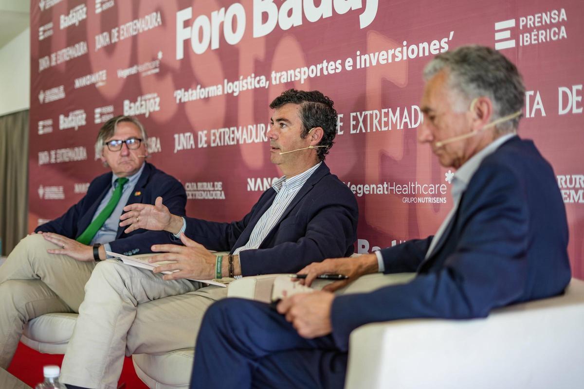 Cristobal Maza. director general de Movilidad, en el centro, rodeado por Antonio García Salas y Miguel Fañanás.