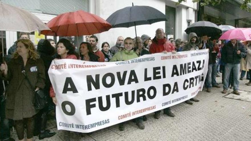 Concentración de trabajadores de la Crtvg ante el Parlamento de Galicia. / xoán álvarez