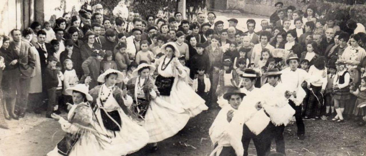 Una imagen antigua del baile de Damas e Galáns de Darbo.  |  // FDV