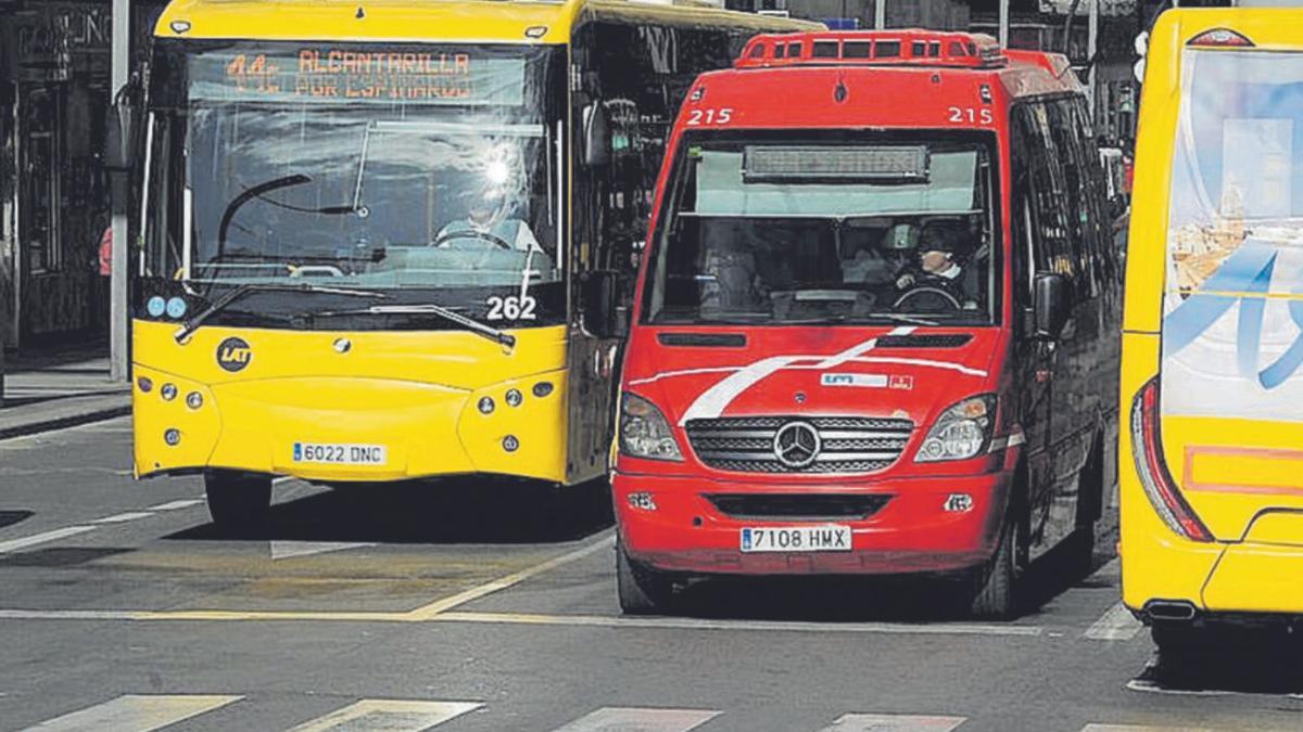 Varios autobuses circulan por una de las principales arterias del casco urbano. | L.O.