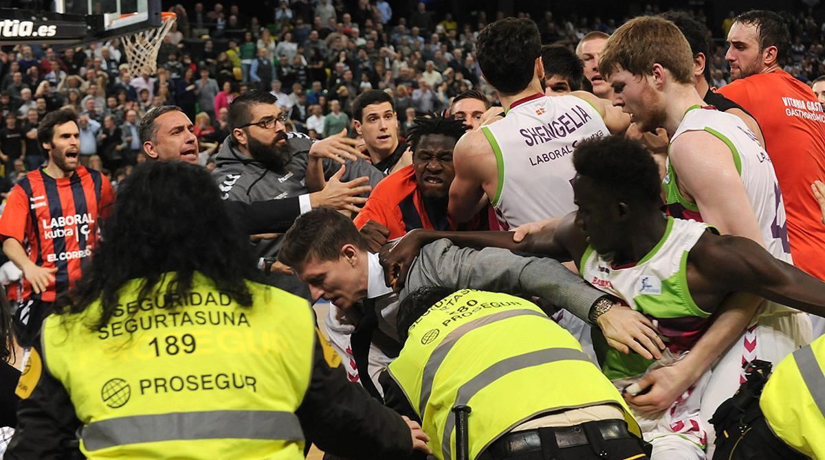 Los jugadores del Bilbao Basket y el Laboral Kutxa se lían a golpes a pocos segundos del final.