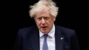 El primer ministro británico, Boris Johnson, sale del número 10 de Downing Street en Londres, Reino Unido, el 26 de mayo de 2022.
