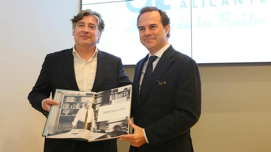 Martín Sanz y Carlos Castillo, con el libro