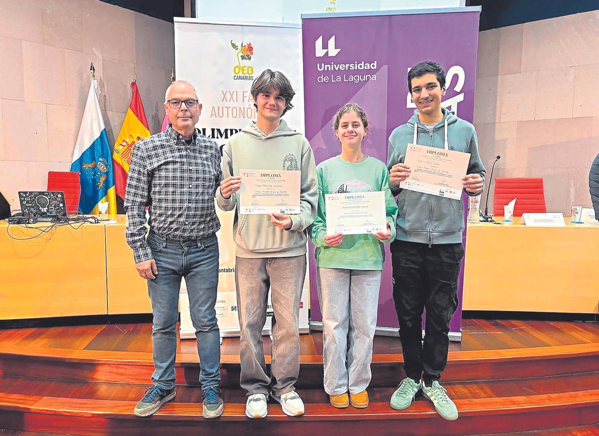 Carlos Díaz, profesor, junto a los alumnos representantes en las Olimpiadas de Biología