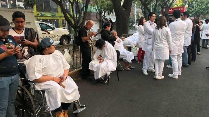 Pacientes de un hospital, evacuados por el terremoto.