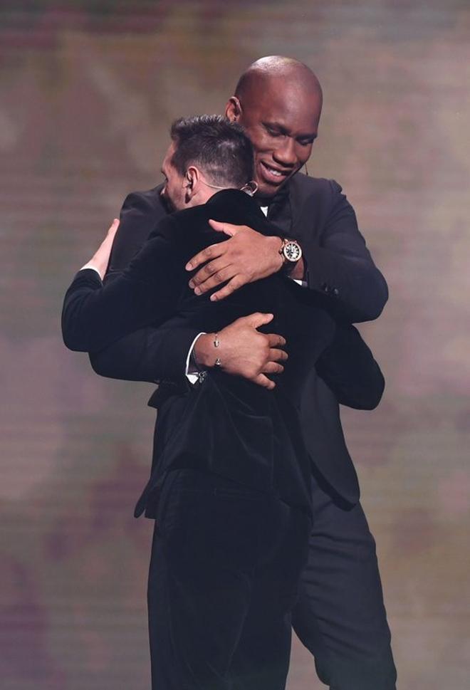 El jugador argentino del FC Barcelona Lionel Messi gana el Balón de Oro France Football 2019 en el Chatelet Theatre en Paris. Messi conquista así su sexto Balón de Oro, un récord que ningún otro futbolista ha conseguido.