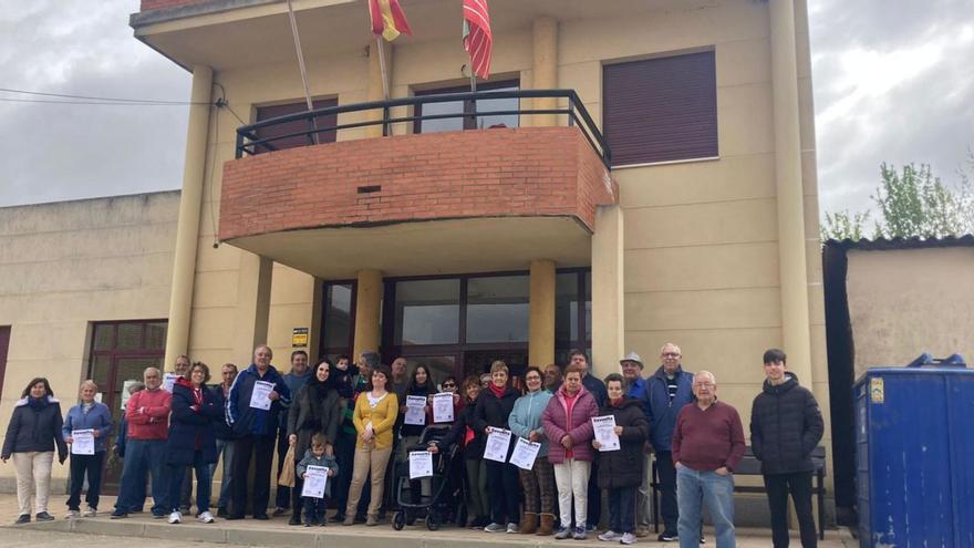 Arriba, concentración de la Revuelta de la España Vaciada en Vega de Villalobos, en la imagen de abajo, en Rionegro del Puente. | Cedidas