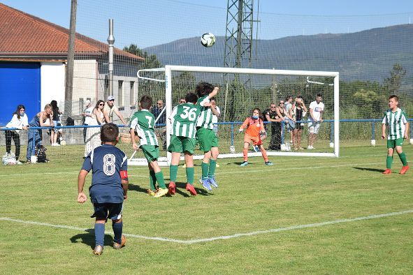 Un momento del torneo de fútbol base celebrado en Valga, que reunió a 1.200 espectadores.