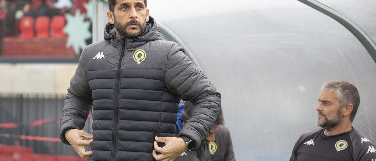 El entrenador del Hércules, Sergio Mora, observa a su equipo.