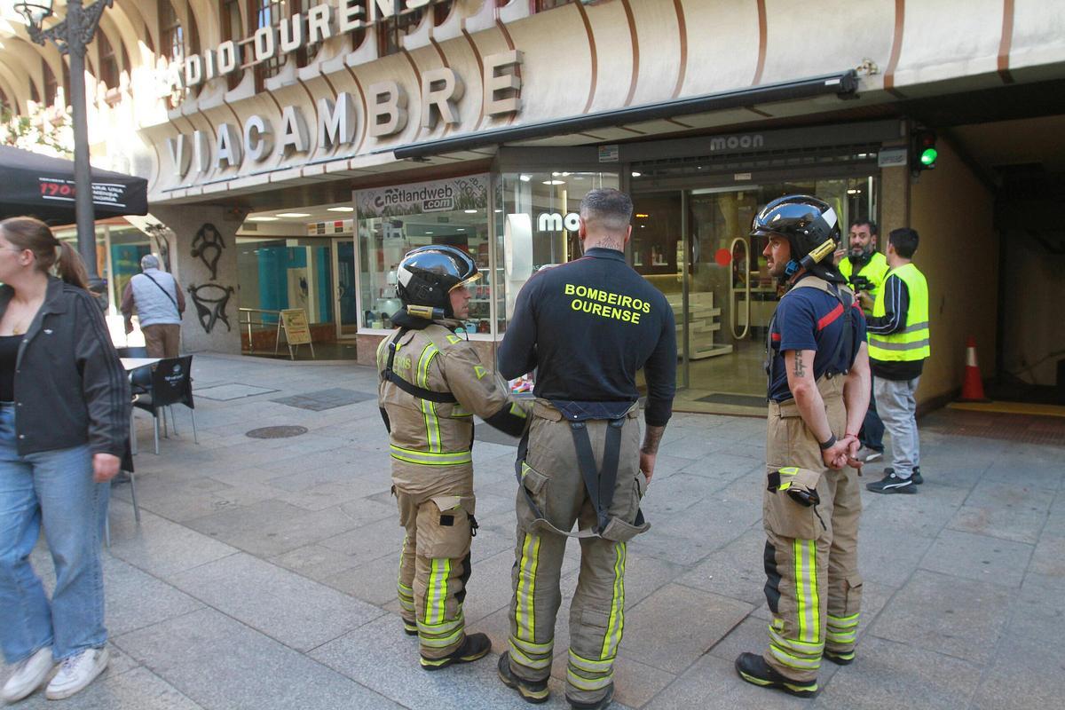 Los bomberos, tras la primera intervención en la calle del Paseo, por la presencia de un humo en un local de las galerías Viacambre.