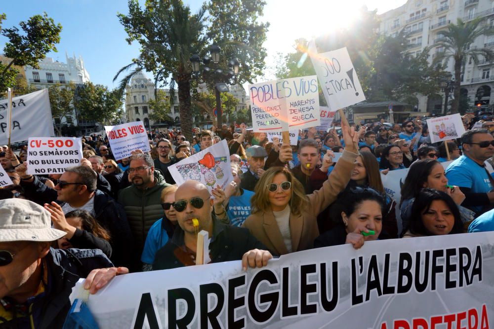 La protesta con tractores por las medidas de pacificación de la CV-500 llega a la ciudad