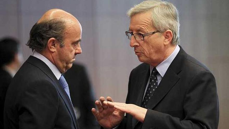 Luis de guindos, junto a Jean Claude Juncker.