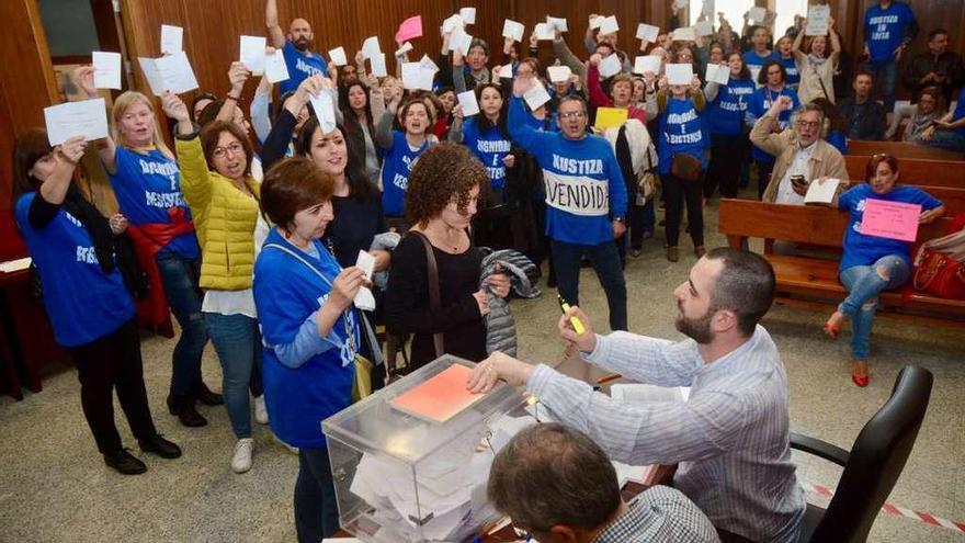 Votación el pasado viernes en los juzgados de Pontevedra. // Rafa Vázquez