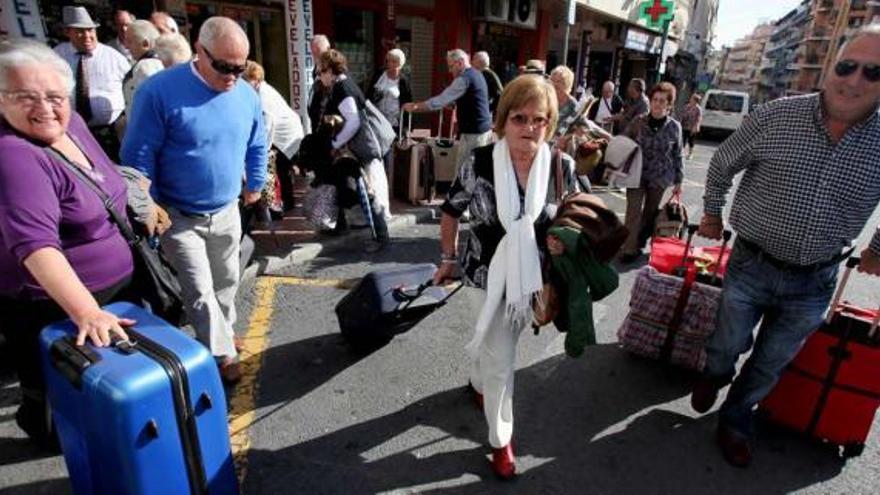 Turistas del Imserso llegando ayer a un hotel de Benidorm.